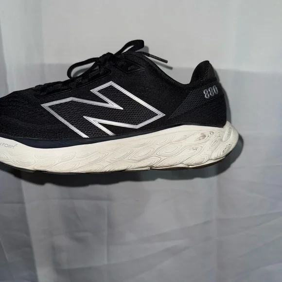 New Balance Fresh Foam 880 Women’s Sneakers in Black & White - Picture 8 of 10